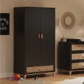 Szafa-czarna-z-rattanem-Onyx-Nami-z-plecionka-rattanowa-i-drzwiami-z-cichym-domykiem.webp